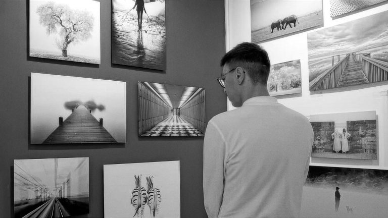 Exposer ses photos en galerie ou chez soi, par où commencer