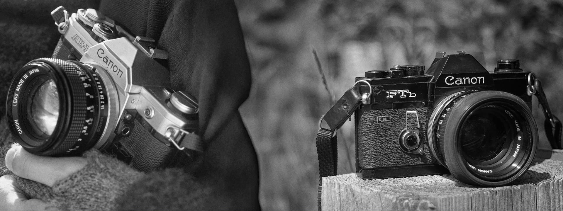 Deux appareils photo argentiques Canon AE-1 et Canon FTb posés à l’extérieur, symbolisant la photographie traditionnelle.