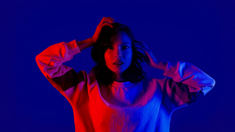 Portrait en studio avec éclairage LED bicolore rouge et bleu, premier essai d'une technique de lumière colorée