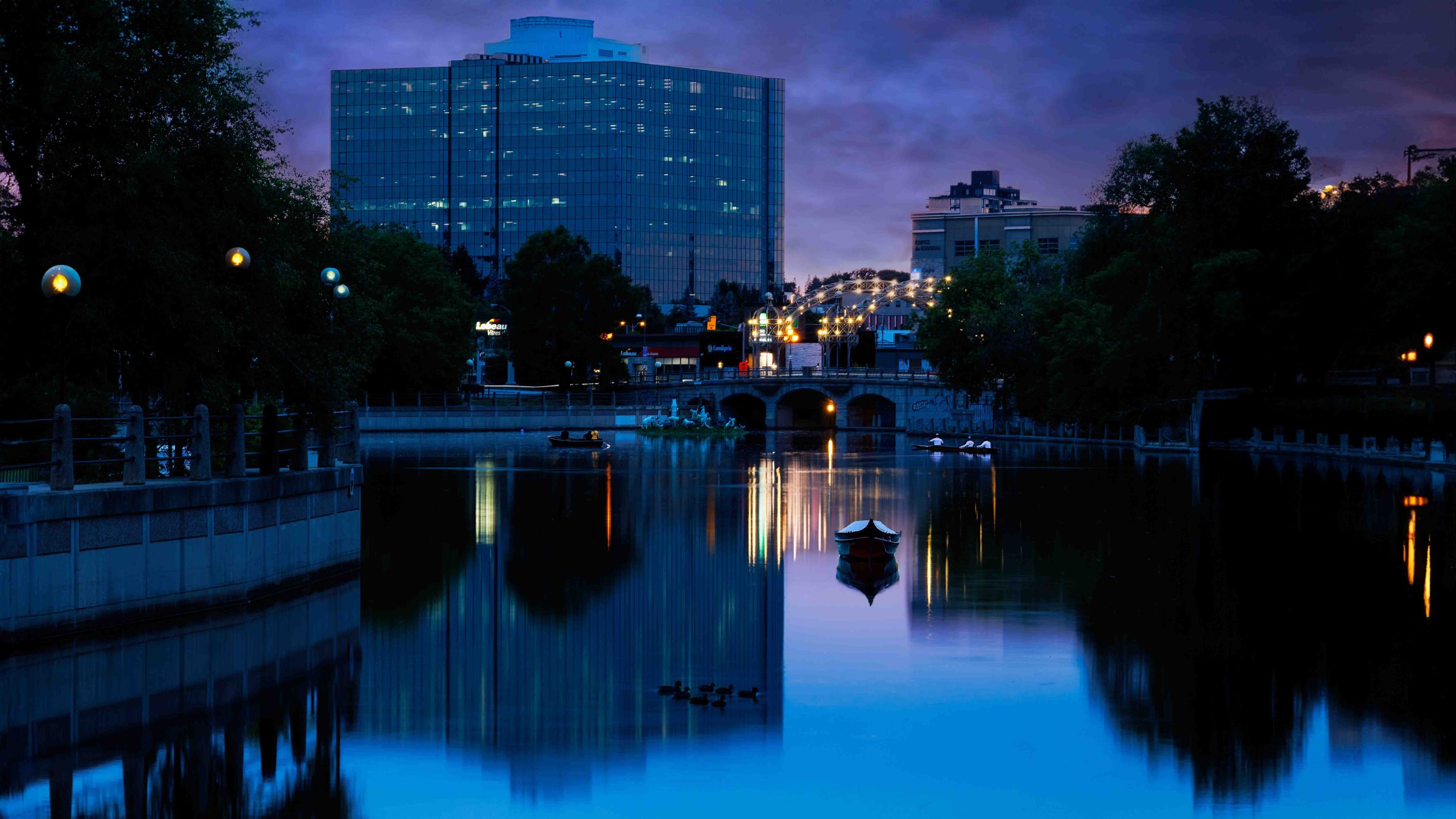 Ruisseau de la Brasserie à Hull en longue exposition avec eau miroir au crépuscule