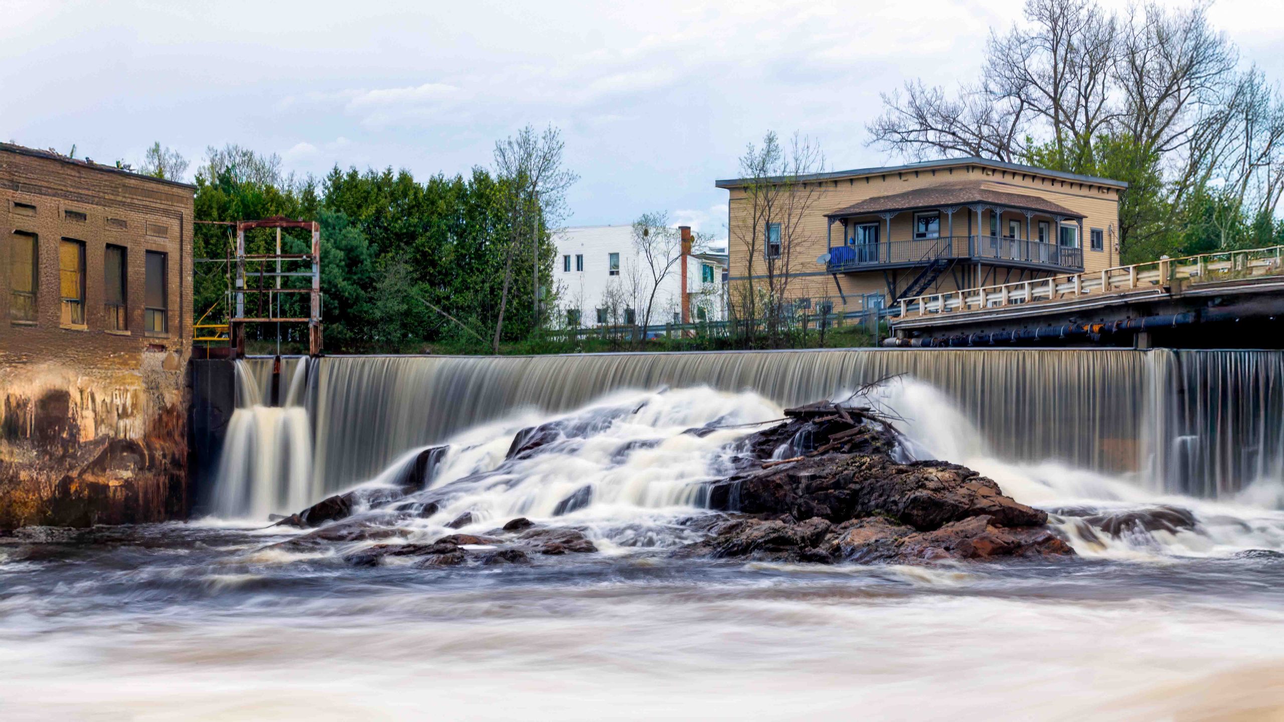 Barrage de Mont-Laurier en longue exposition avec eau lissée autour des rochers