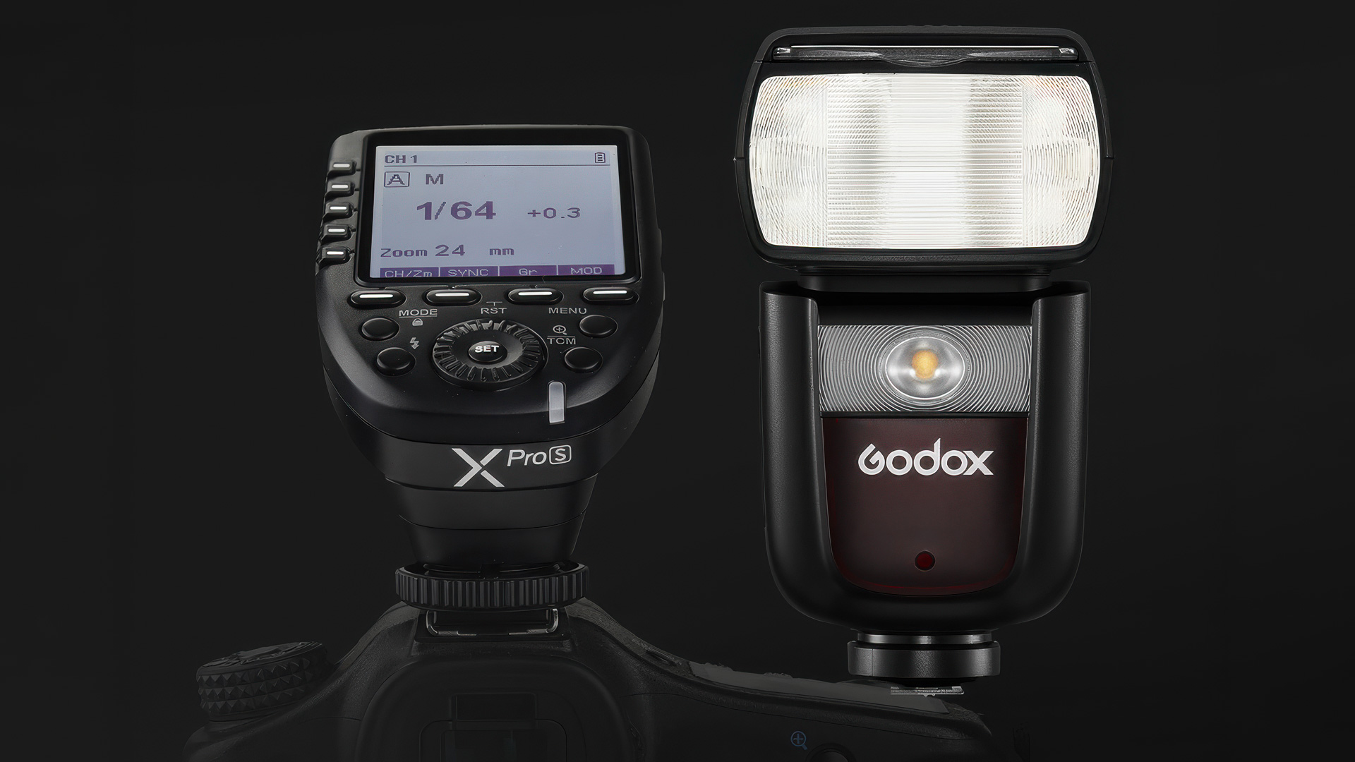 Flash cobra Godox et transmetteur sans fil XPro sur fond noir, équipement utilisé pour la photographie portrait sur le terrain