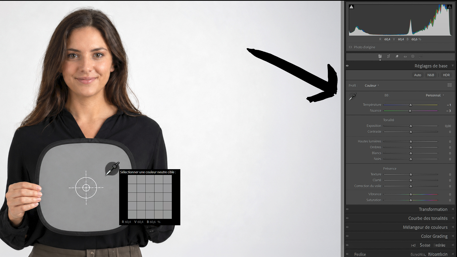 Utilisation de la pipette balance des blancs dans Lightroom Classic sur une charte de gris Lastolite tenue par une personne