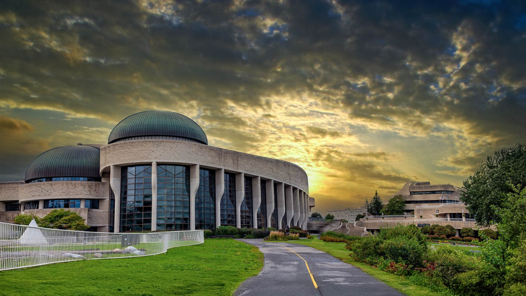 Musée canadien de l’Histoire photographié en longue exposition sous un ciel dramatique