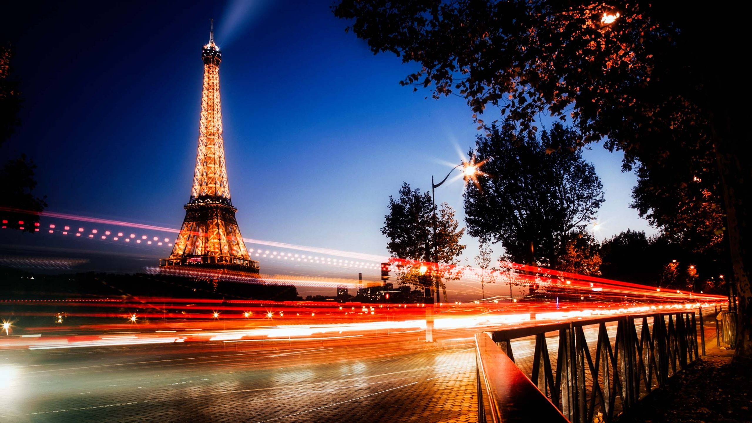 Tour Eiffel de nuit avec filés de lumière rouges et blancs en pose longue