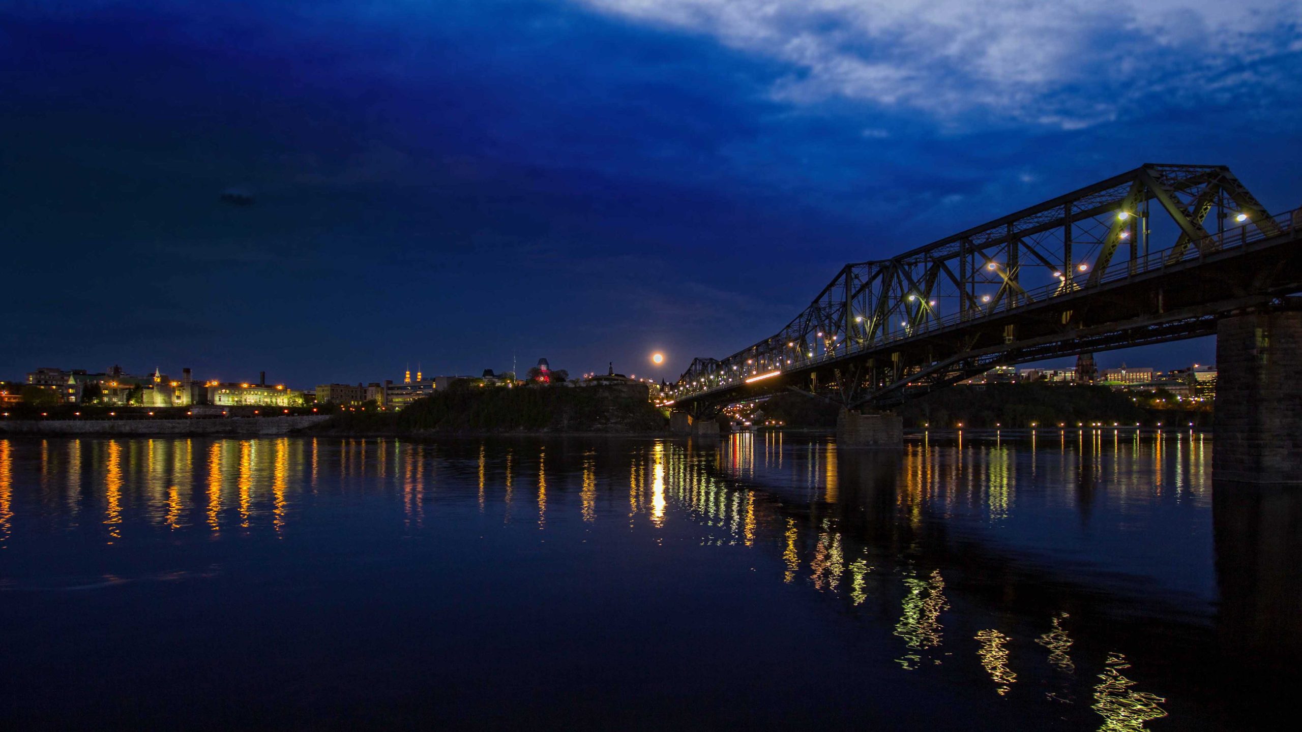 Pont Alexandra de nuit avec reflets lumineux sur la rivière à Ottawa