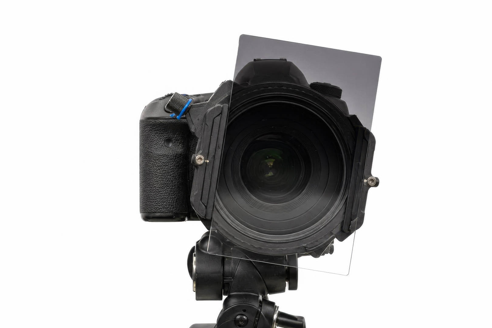 Système de porte-filtre rectangulaire Lee ou NiSi monté sur un objectif photo avec filtre ND gradué glissé dans les rails