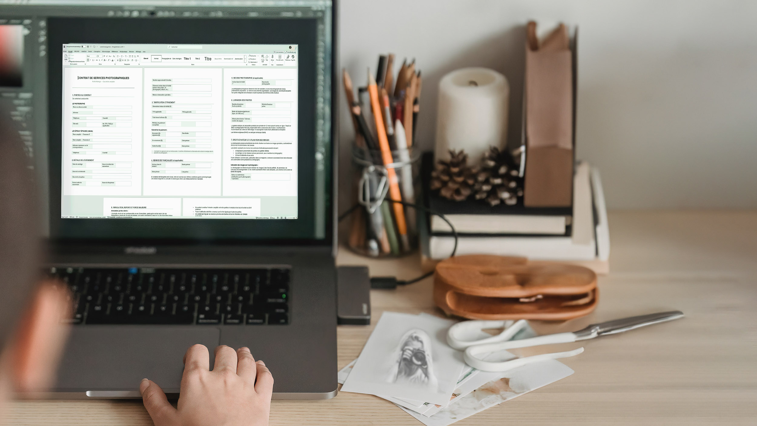 photographe qui remplit un modèle de contrat sur son ordinateur
